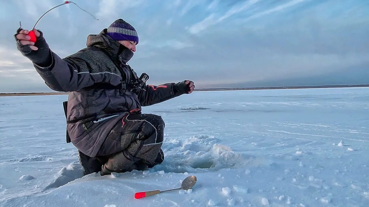 Зимняя ловля видео. Зимняя рыбалка. Подледная рыбалка. Рыбалка на льду. Зимнее озеро с рыбаками.