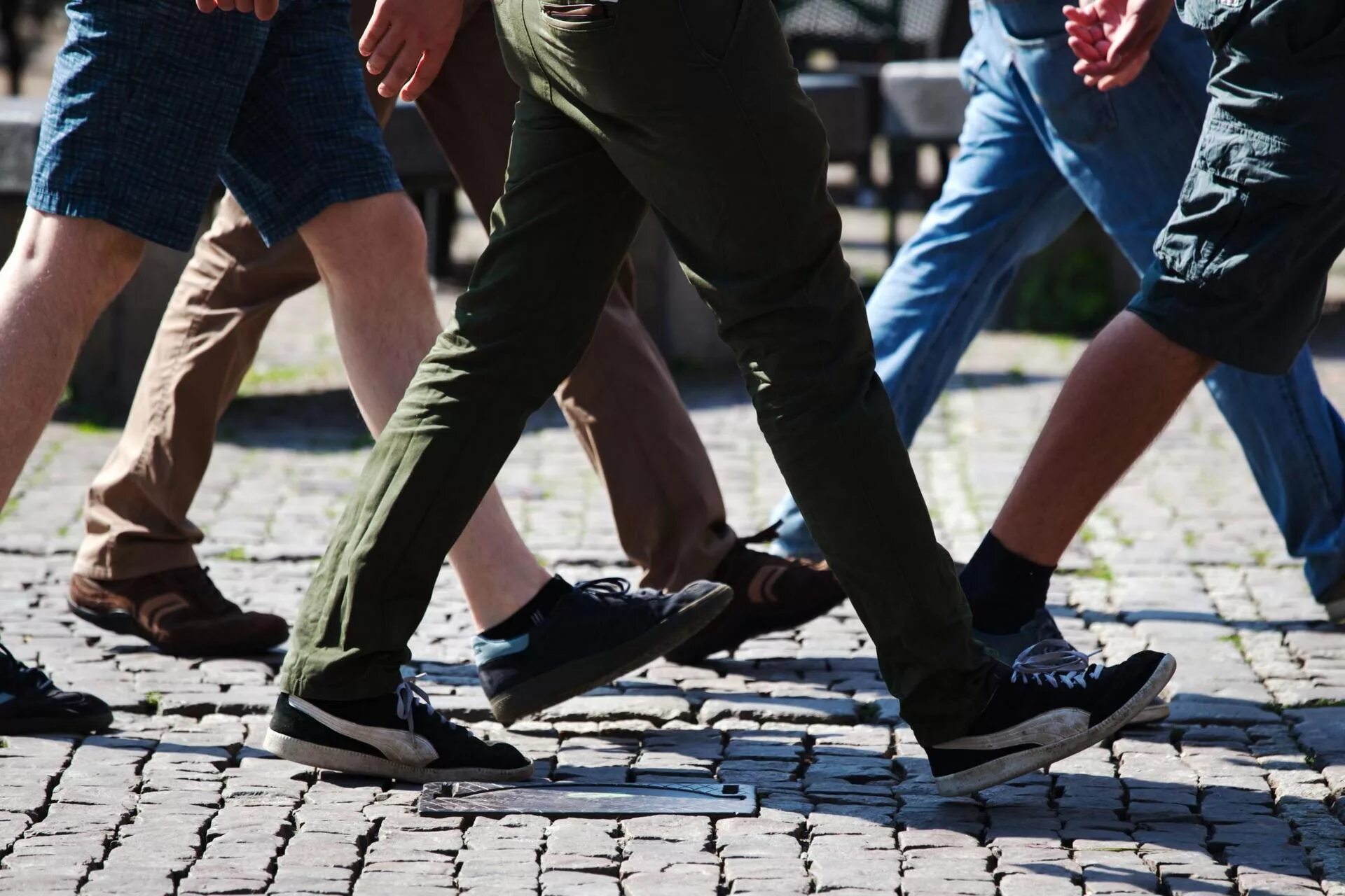 Stepping people. Ноги идут. Толпа ноги. Ходьба по улице. Ноги людей на улице.
