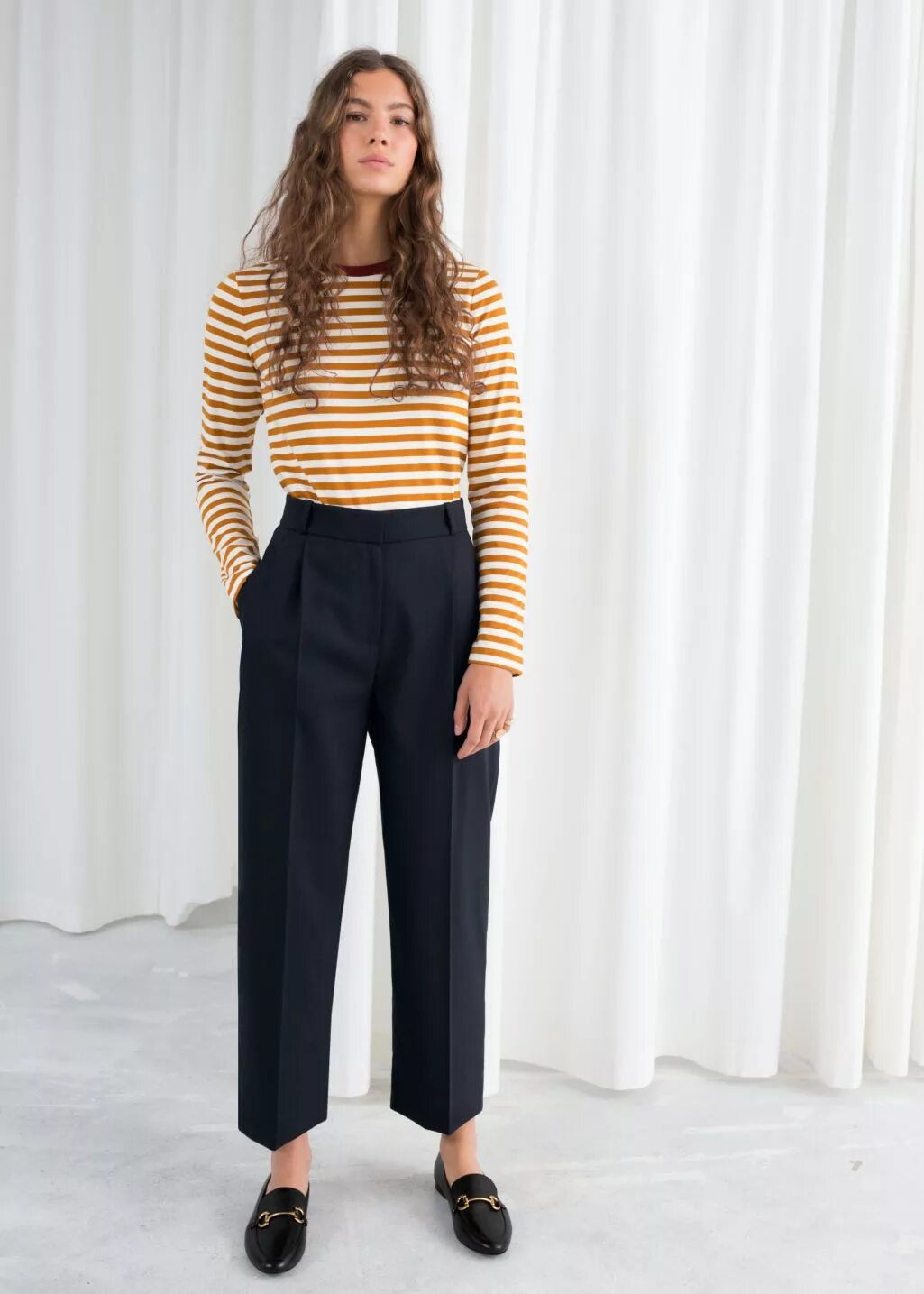 женщина в брюках. какие брюки подходят для широких бедер. брюки на полные ноги. какие брюки подходят для широких бедер. брюки для женщин с широкими бедрами.