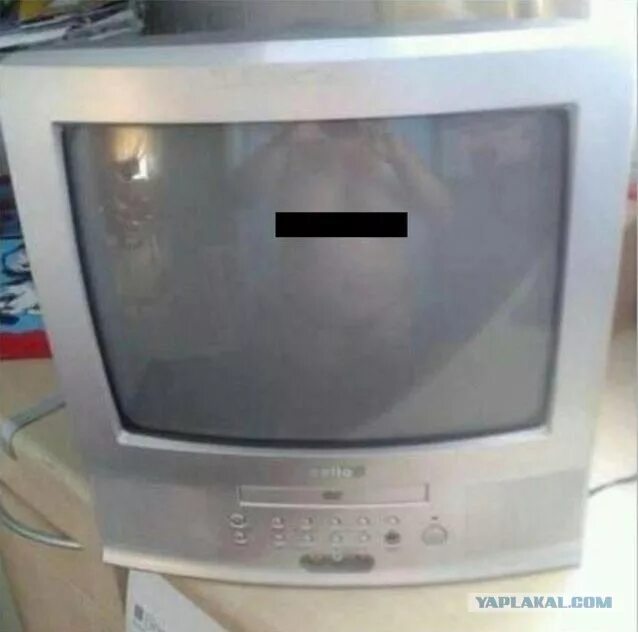 Авито объявления купить телевизор. Мужик продает телевизор. Продам телевизор отражение. Отражение в телике. Отражение в телевизоре.