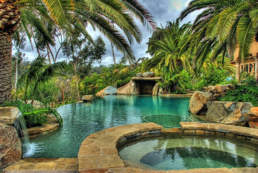 Бассейн с водопадом в тропическом стиле. Бассейн в тропиках. Тропический бассейн в доме.