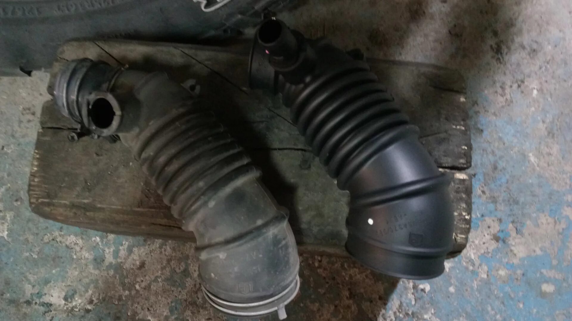 Патрубок воздушного фильтра 2. Патрубок турбины камминс 2. Патрубок турбины audi q3. Патрубок воздушного фильтра к турбине пассат 1. 5.