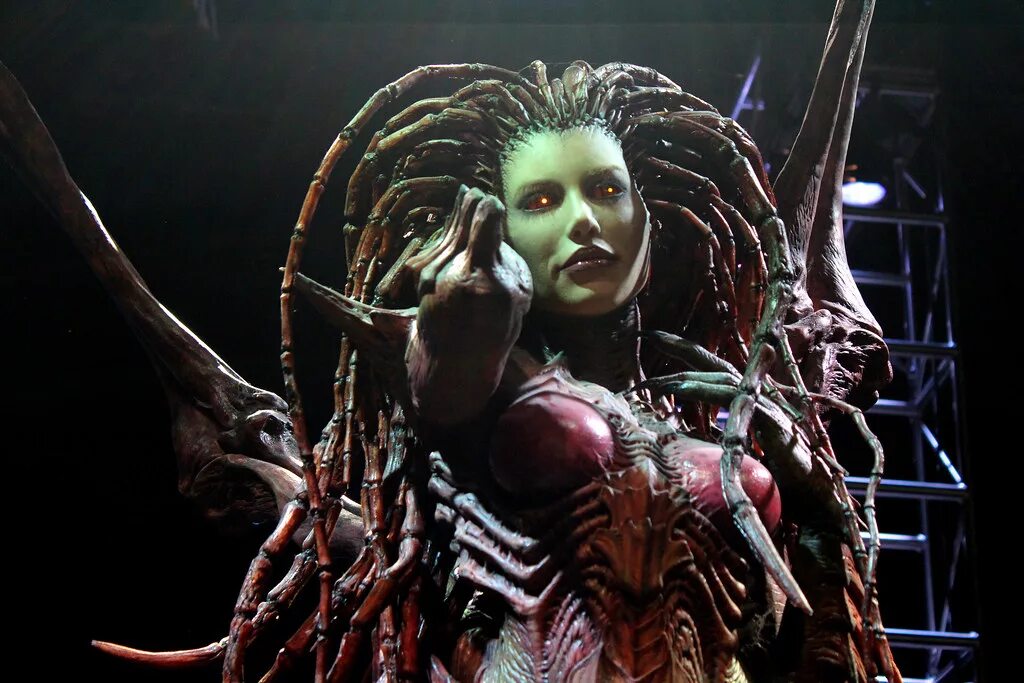 Сара керриган королева клинков. Сара керриган статуя. Старкрафт сара керриган. Сара керриган. Сара керриган королева клинков.