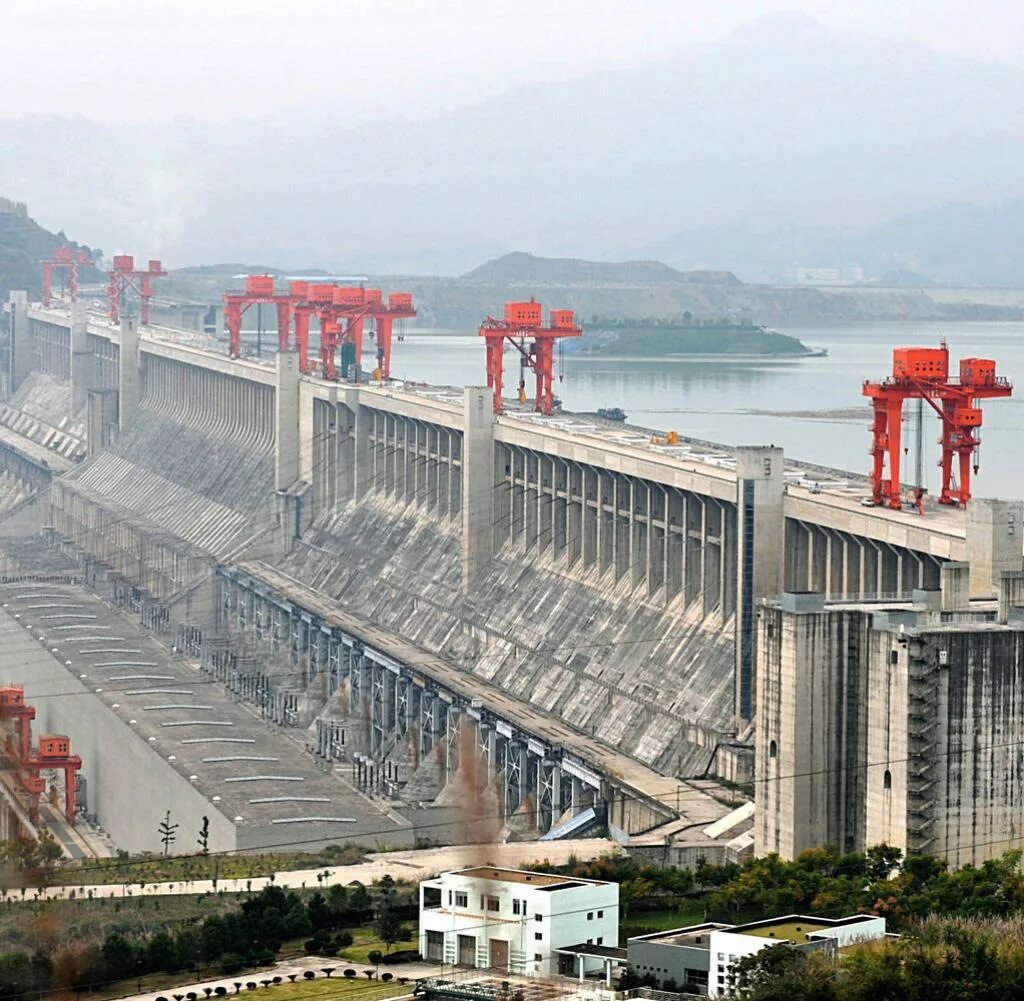 В каком районе находится самая крупная гэс. ГЭС три ущелья Китай. Судоподъемник три ущелья. ГЭС «три ущелья» судоподьемник. Китайская ГЭС Силоду.