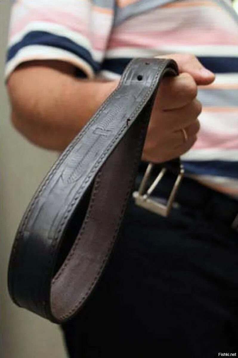 Девушка с ремнем. Наказание ремешком. Ремень для девочек. Воспитание детей ремнем. Мужчина с ремнем.