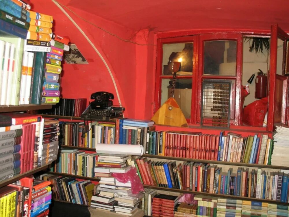 магазин книг. книжный магазин в городе. книжки в читай городе. отделы в книжном магазине. книжный магазин предлагает.