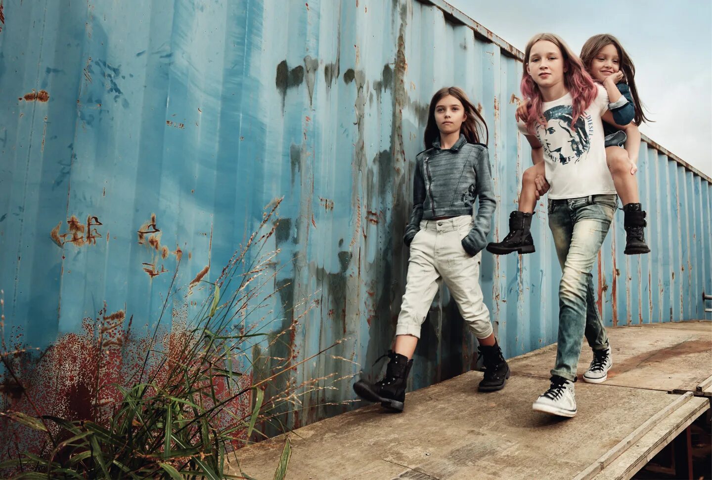 парни в модной одежде подростки. групповая фотосессия в стиле рок. Diesel kids fw21. Diesel дети. Diesel одежда детская.