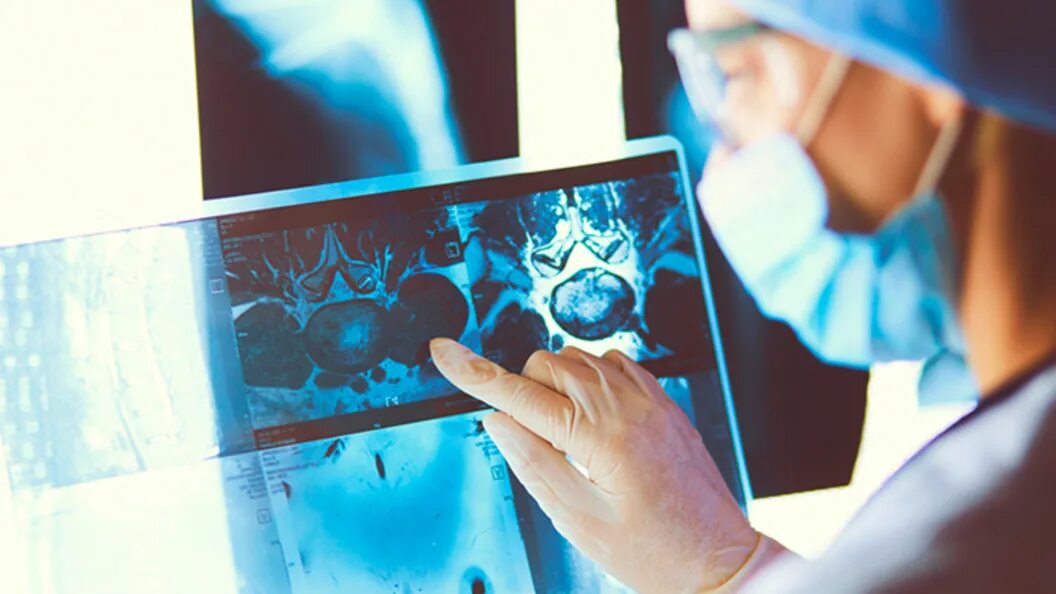 диспансеризация. врач с лупой. диагностика онкологических заболеваний. опухоль головного мозга у ребенка. раннее выявление заболеваний.