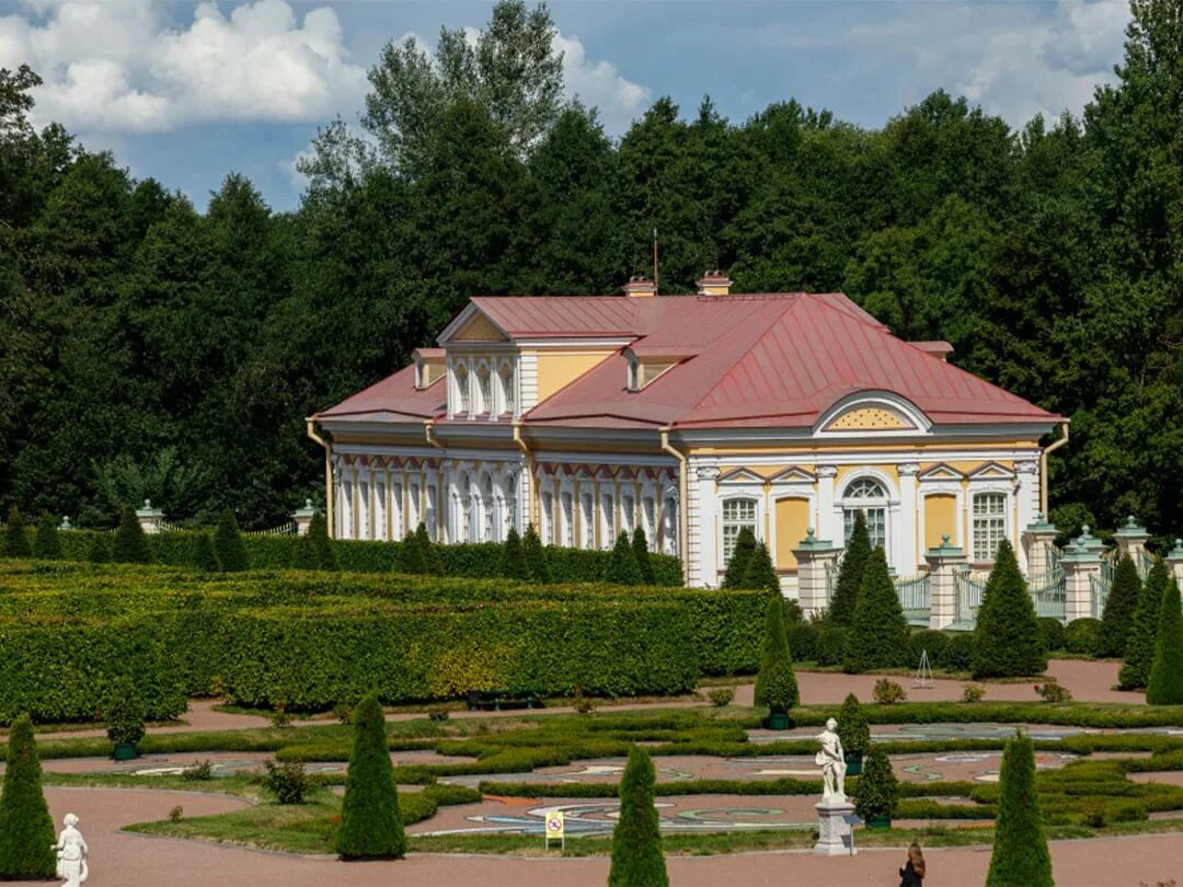 Екатерининский корпус в петергофе. Екатерининский корпус Монплезира. Ораниенбаум (дворцово-парковый ансамбль). Картинный дом в Ораниенбауме.