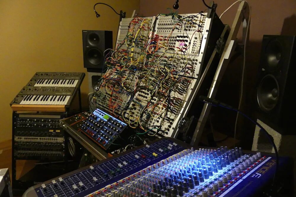 Mixer newspaper. Синтезатор в студии. Студийный синтезатор. Модульный синтезатор. Modular синтезатор.