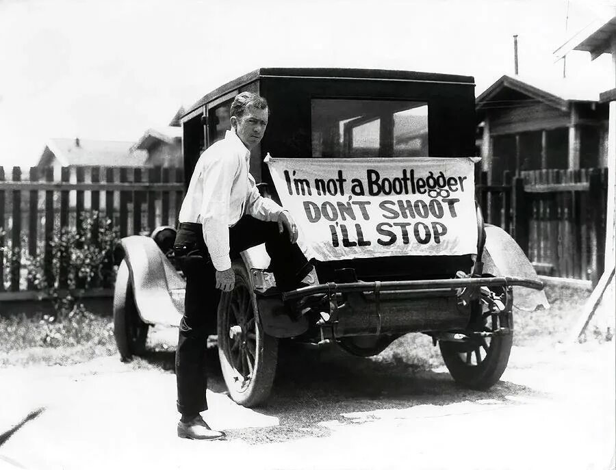 But i ll stop. Бутлегерство в США В 1920-Е. Бутлегеры Чикаго. Бутлегеры в США В 30. США 1930-Х Аль Капоне.