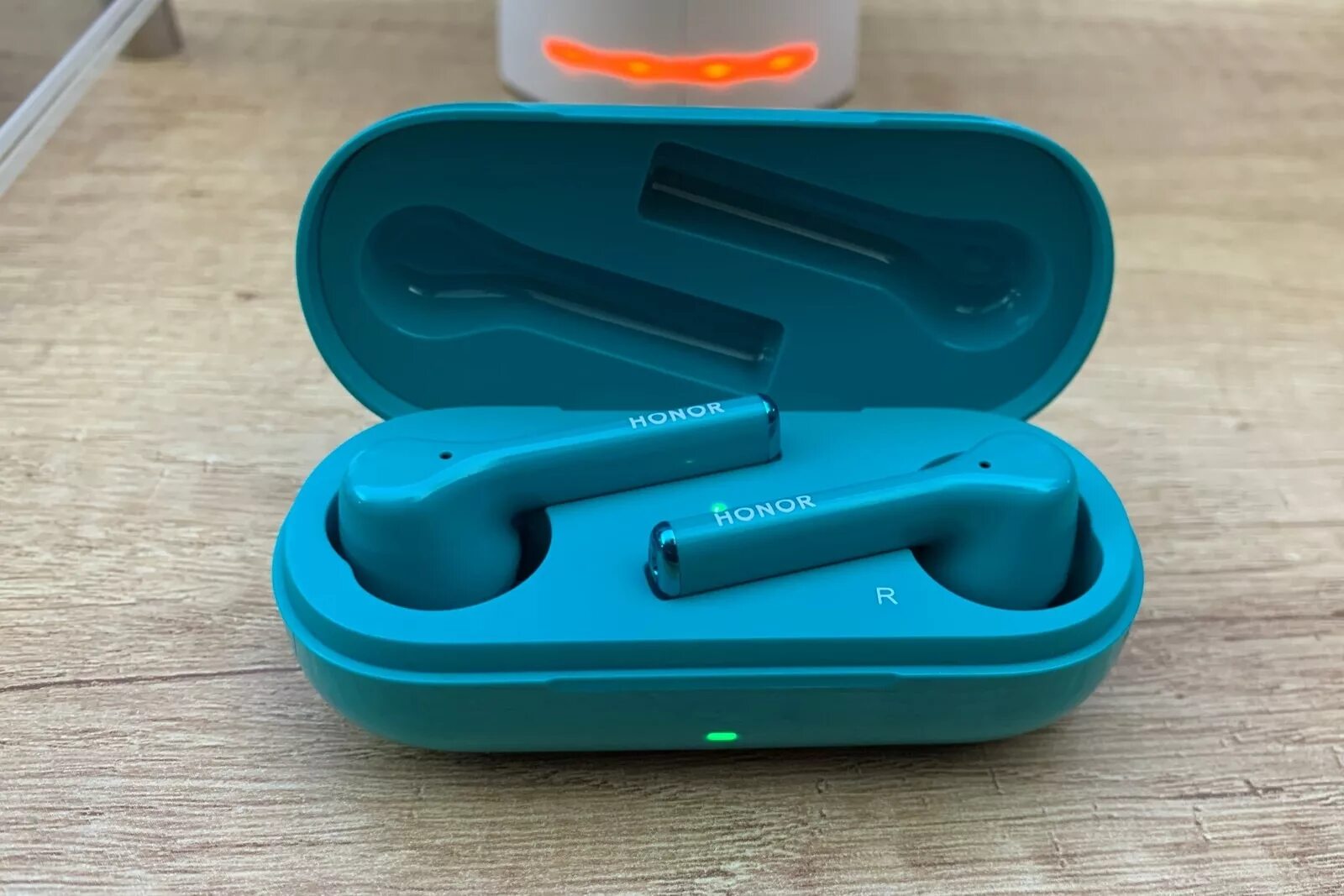 Tws honor earbuds 2 lite внешний вид. Honor earbuds сравнение. Беспроводные наушники хонор earbuds. Honor earbuds 3 pro. Honor earbuds сравнение.