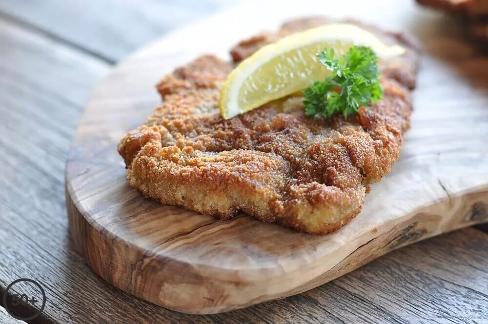 Сочный шницель из свинины на сковороде. Шницель по венски. Bayerisches Schnitzel (шницель). Венский эскалоп. Телячий эскалоп по-венски.