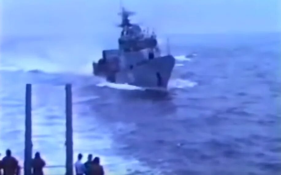 Таран американского корабля в черном море 1988. Таран в черном море. Таран русским кораблем американского в черном море. Таран кораблей США. Таран россии