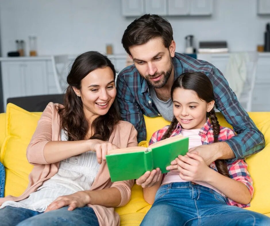Какие газеты читают в семье. Чтение всей семьей. Современная семья. Чтение в семье. Читающая семья.