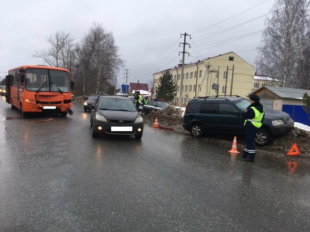 Происшествия киров. Дтп павла корчагина киров. аварии общественного транспорта в кирове.