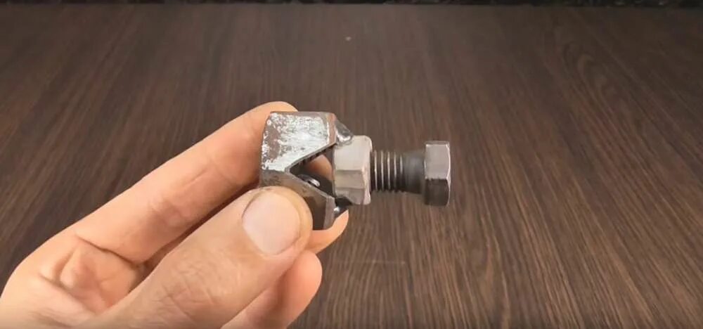 Заточка сверл гайка. Приспособление для заточки сверл по металлу. Точилка для сверл из гайки. Лриспособление из гайки для заточки свёрл. Приспособление для заточки сверл из гайки.