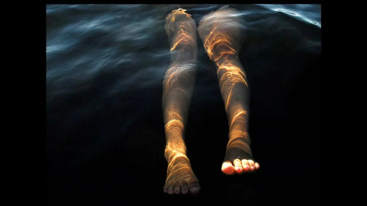 Дерево ногами в воде. Ножки в воде. Ноги на речке. Ноги из воды. Ноги в озере.