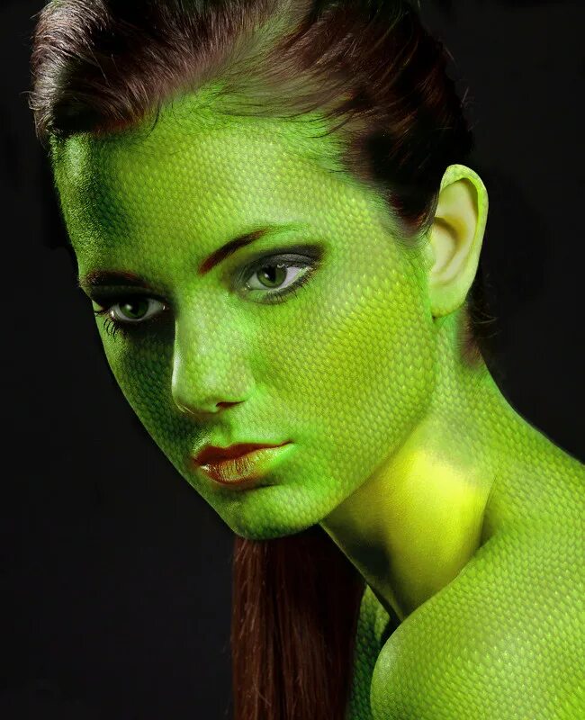 Reptile girl. Красивые девушки с рептилиями. Девушка с глазами рептилии.