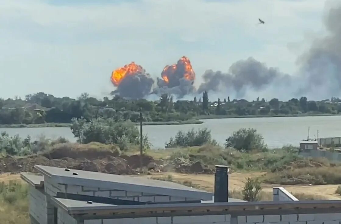 Взрывы в крыму сегодня сейчас. Аэродром Новофедоровка Крым взрыв. Взрыв в Крыму 10 августа 2022 года Новофедоровка. Взрывы на аэродроме в Новофедоровке Крым.