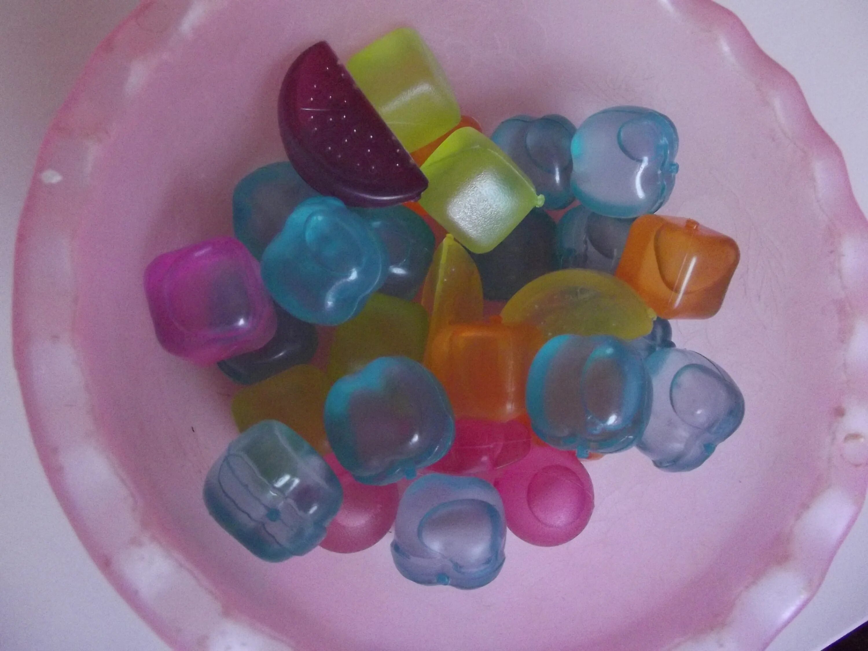 Цветной лед для детей. Разноцветные льдинки. Цветной лед в детском саду. Цветные льдинки для детского.