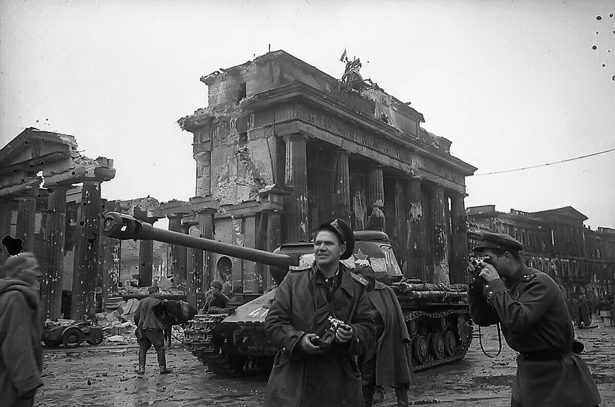 Фотографии второй мировой войны. Бранденбургские ворота Берлин 1945. Евгений Халдей парад Победы. Фото Бранденбургских ворот в Берлине 1945.