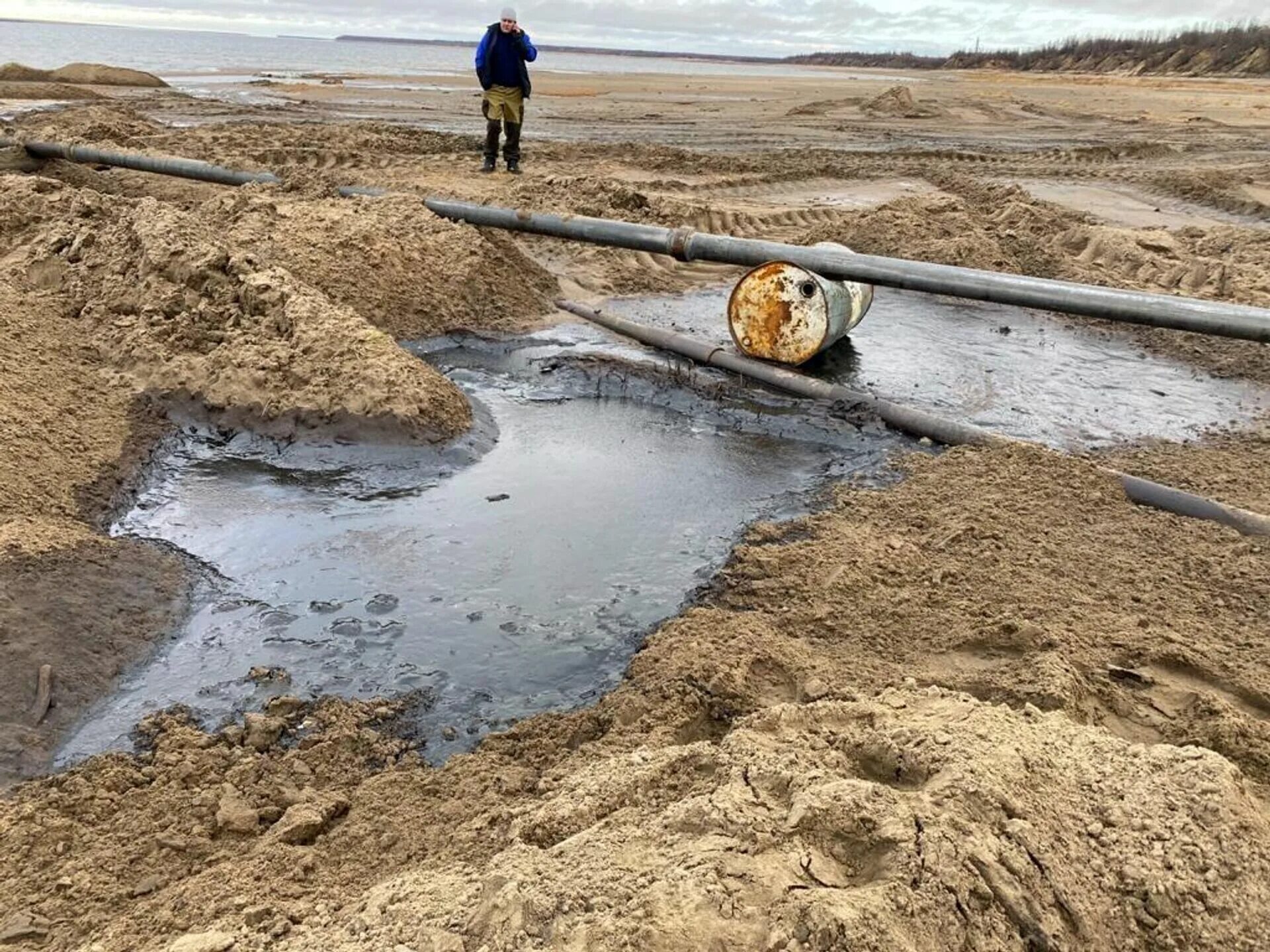 Между двумя реками люди прорыли углубление. Разлив нефти на Карамовском месторождении. Хатынга, розлив нефтипродуктов Хатанга разлив нефтепродуктов. Разлив нефтепродуктов в ЯНАО. Прорыв нефтепровода.