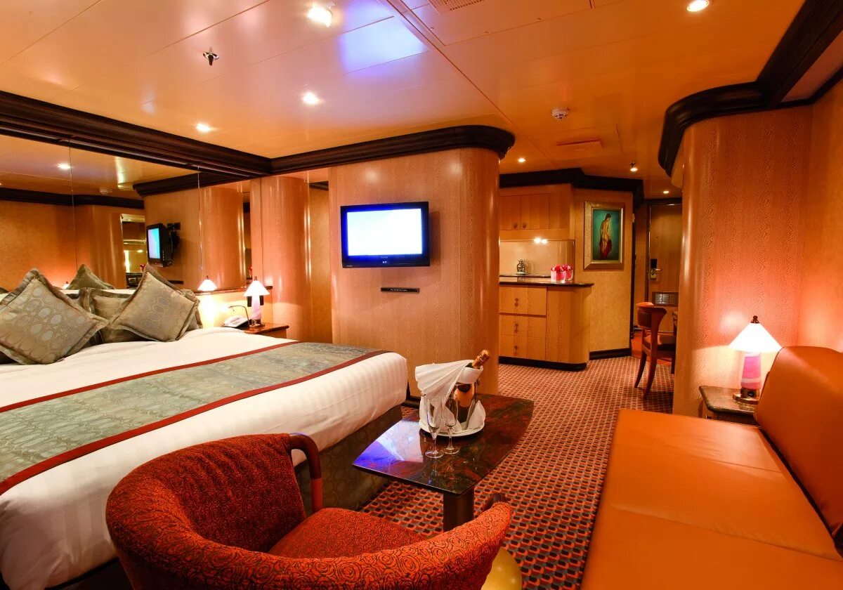 Круиз каюты. Msc magnifica каюты. Quantum of the seas каюты сьют. Каюты на круизных лайнерах. Каюта люкс на круизном лайнере.