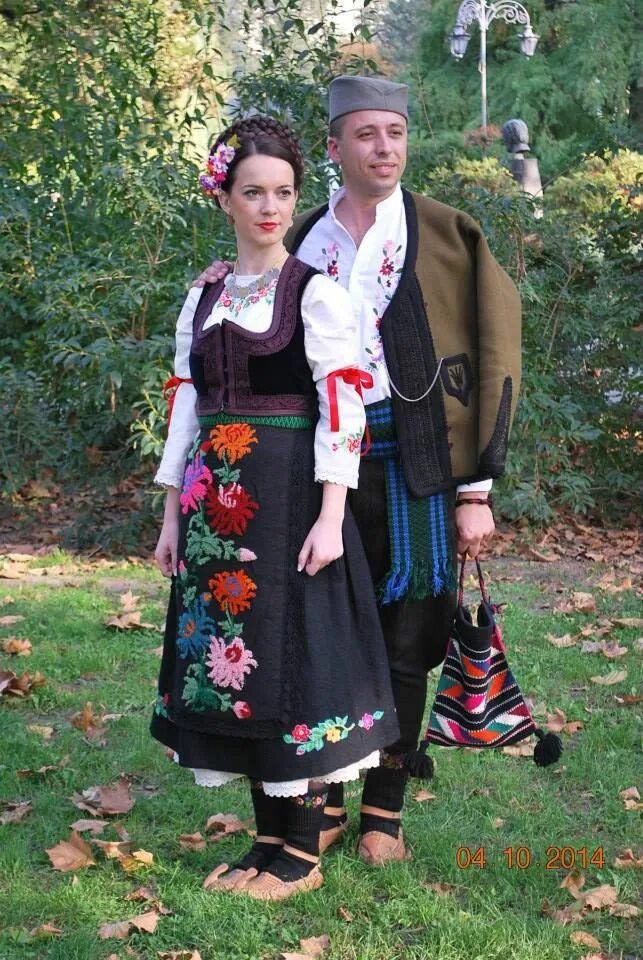 Народный костюм сербии. Сербия национальный костюм сербия. Сербия национальный костюм сербия женщины. Сербы в национальных костюмах. Балканский национальный костюм.