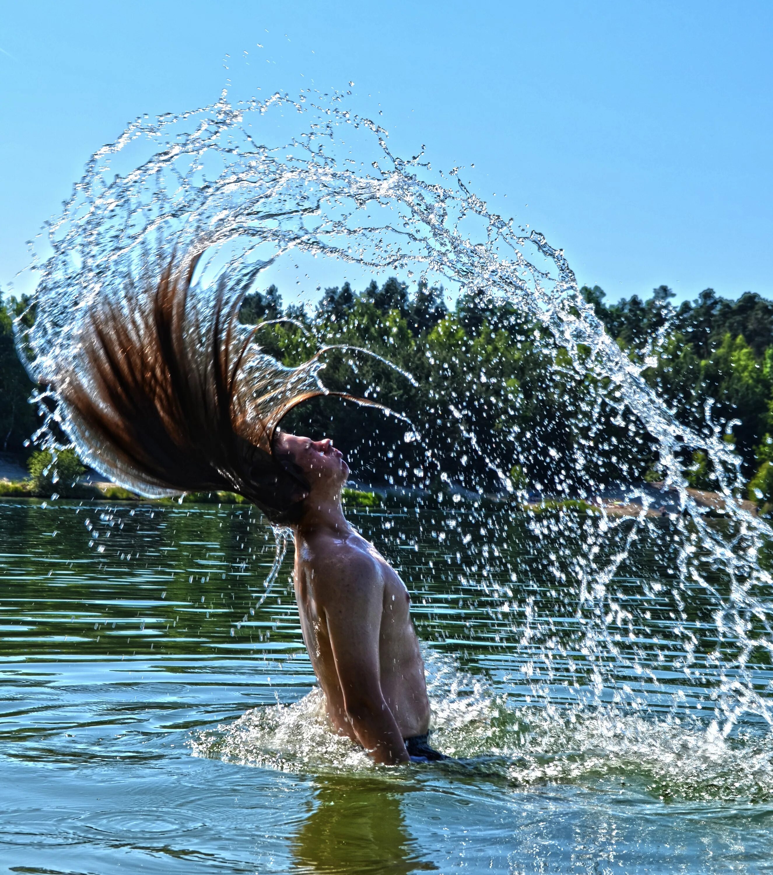 В волосах есть вода. Волосы в воде. Волосы из воды. Брызги волосами. Водяной.