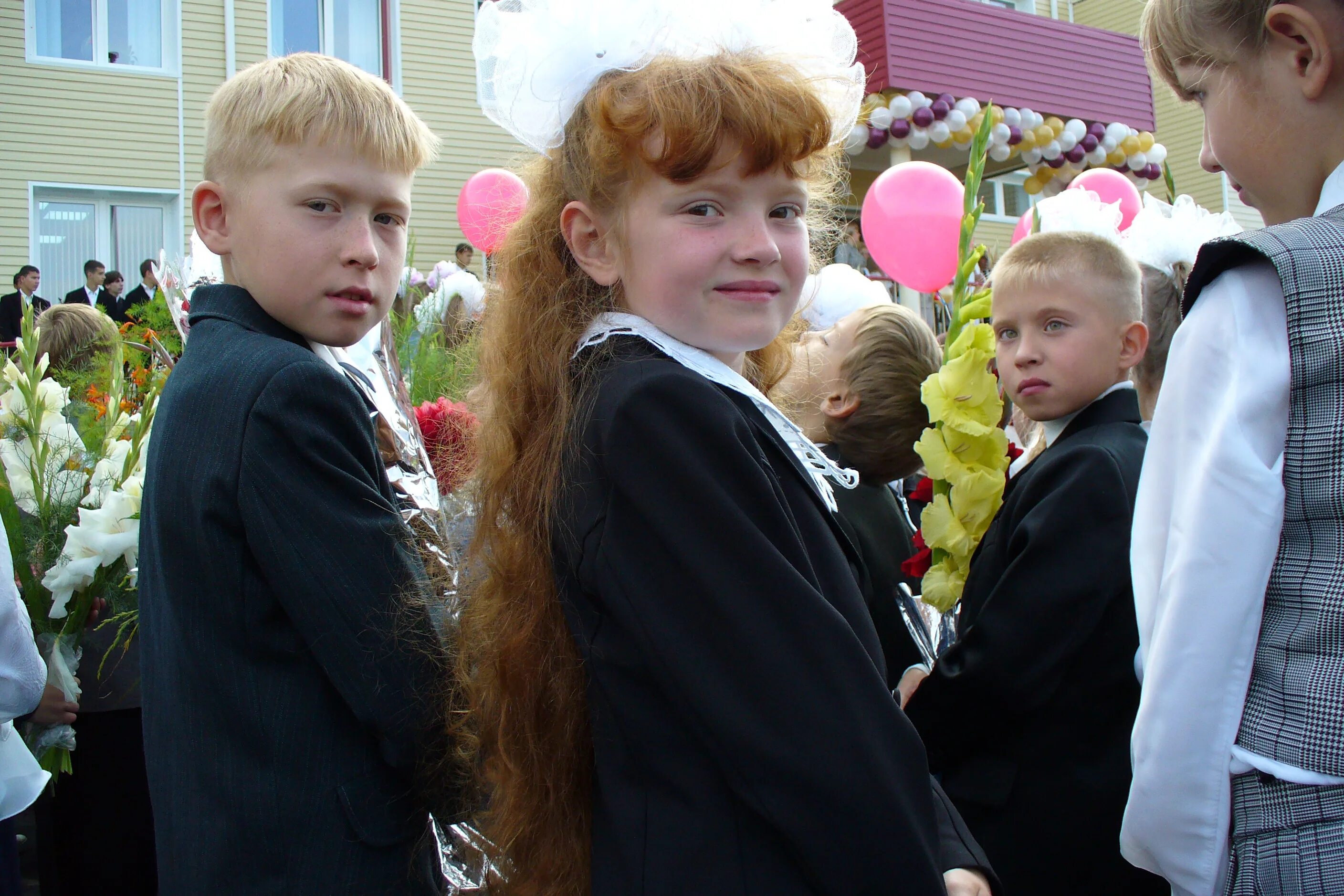 1 сентября 2029. линейка 1 сентября. первоклашки с цветами. фото 1 сентября день знаний картинки. линейка в школе.