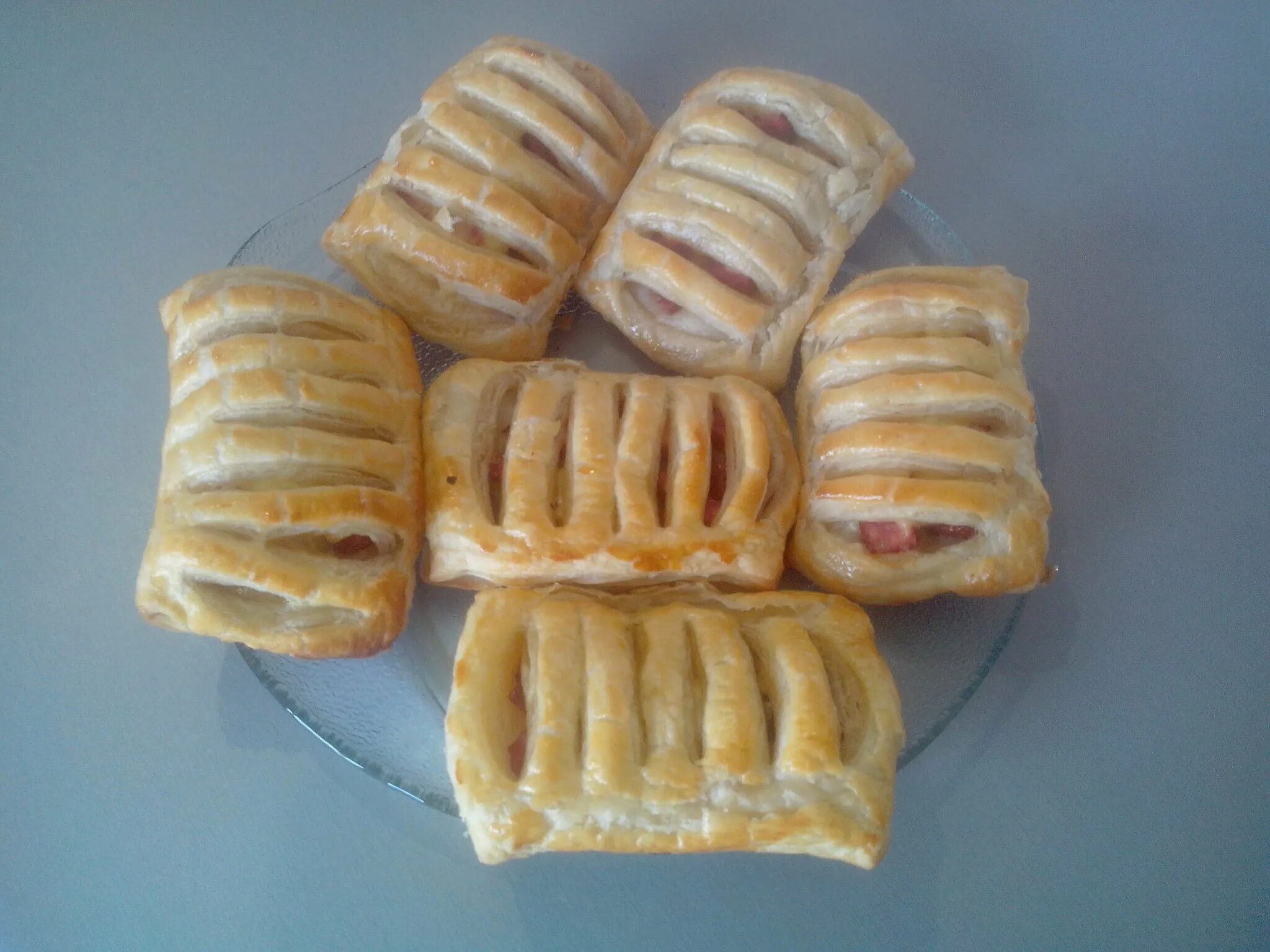 Слоеные пироги с колбасой. Слоеные пироги с колбасой. Слоеные косички с сыром и колбасой. Слойки с курицей и сыром. Слойки с курицей и сыром.