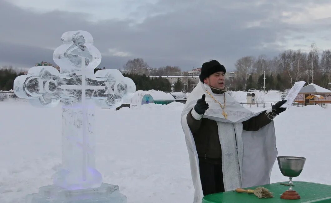 Святая вода во сне. Воды крещенской волшебство. Верхотурье крещение. Святой водой оружие. Как делается Святая вода.