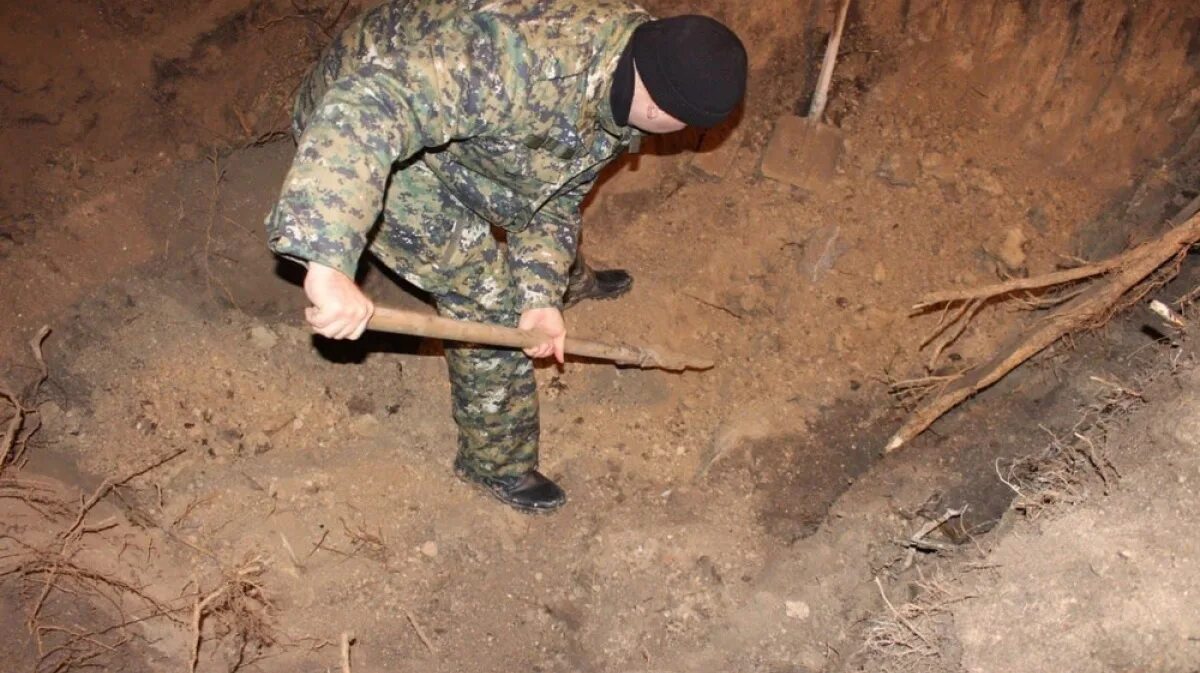 В татарстане закопали мужчину. Мешок закопан в земле. Мужчина отбирает почву. В татарстане закопали мужчину. В татарстане закопали мужчину.