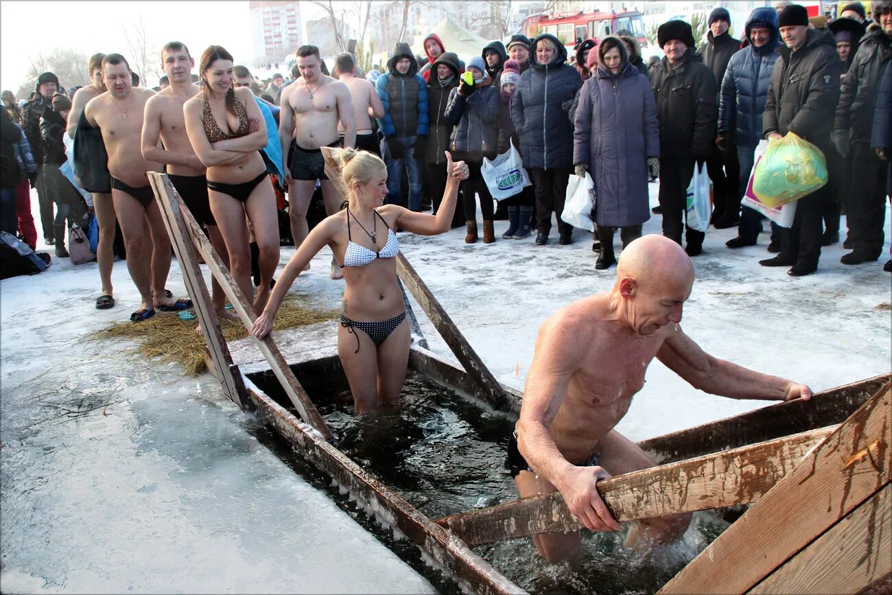Крещение какое число. Купание на крещение. купель прорубь. крещенское купание в проруби. купель на крещение.