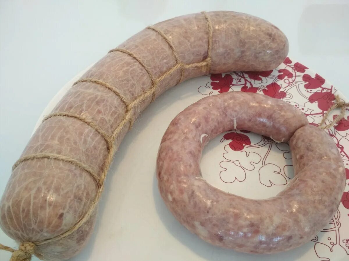 Колбаса гурмэ. Колбаса синего цвета. Крафтовая колбаса. Фаршесоставление ветчины. Краковская домашняя колбаса.