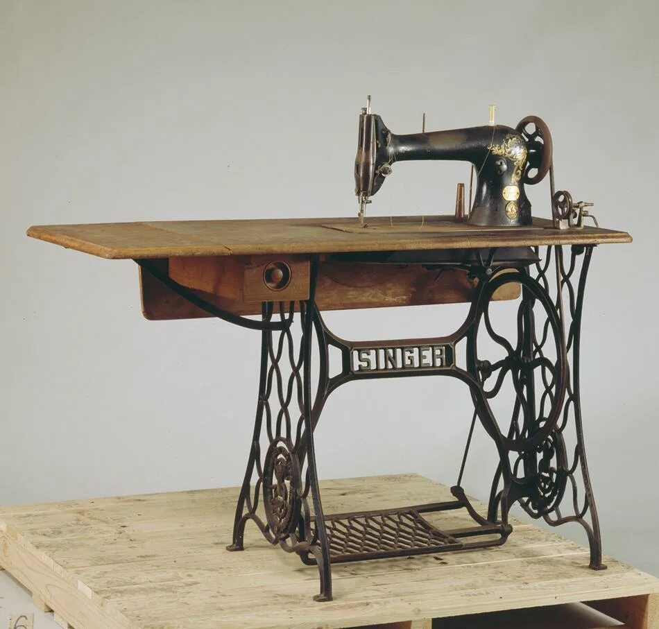 Мастерские швейных машинок. Швейная машинка Зингера 1841. Машинка Зингер 1925.