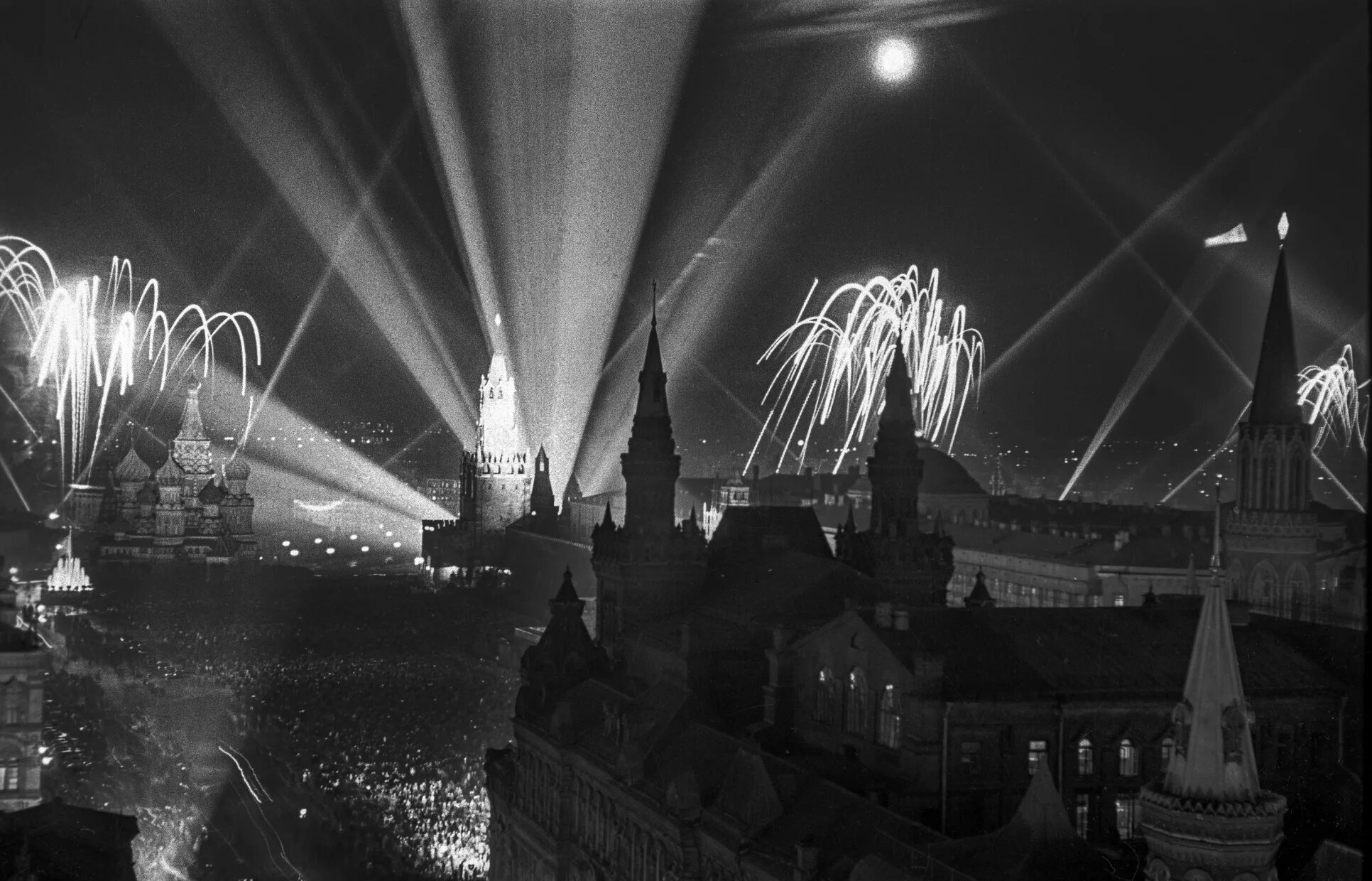 Вечер 9 мая. Салют победы красная площадь 1945г. салют победы 1945 года на красной площади в москве. парад победы 1945 салют. салют на красной площади 9 мая 1945.