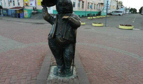 Бобров памятник бобру. Памятник бобру в Бобруйске. Бобруйск бобер памятник. Статуя бобра в Бобруйске. Бобруйск статуи Бобров.