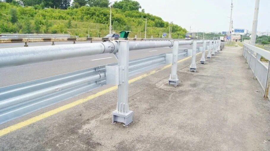 15мо ограждение барьерное. Тросовое ограждение точинвест. Под барьером. Трансбарьер барьерное ограждение. Барьерное ограждение на мостах.