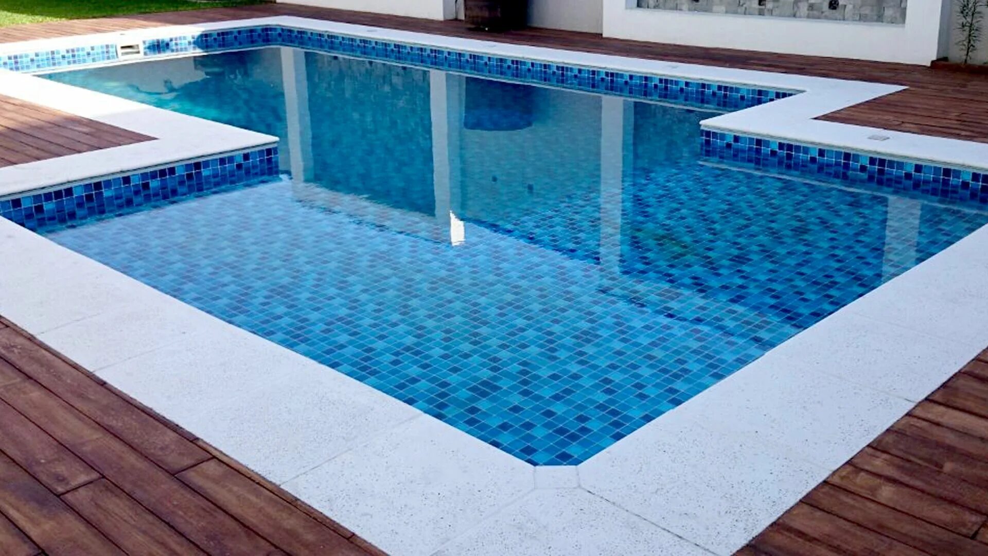 Вода домашнем бассейне. Современная мозаика для домашнего бассейна. Домашний бассейн вид сверху. Спа бассейн самодельный. Piscina.