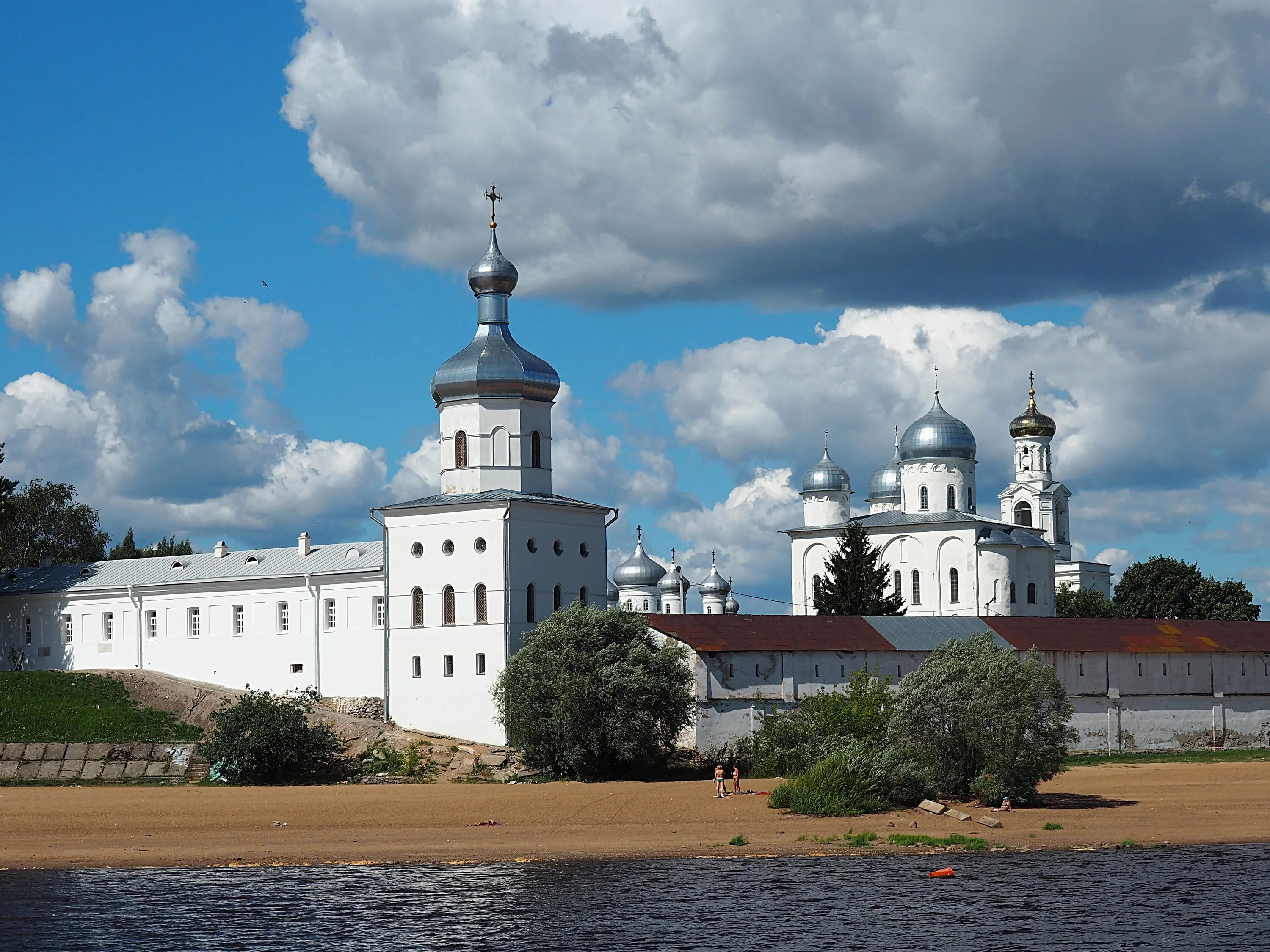 Великий новгород остановиться. Свято-Юрьев монастырь Великий Новгород. Юрьевский монастырь в Великом Новгороде. Юрьев монастырь Великий Новгород церкви.