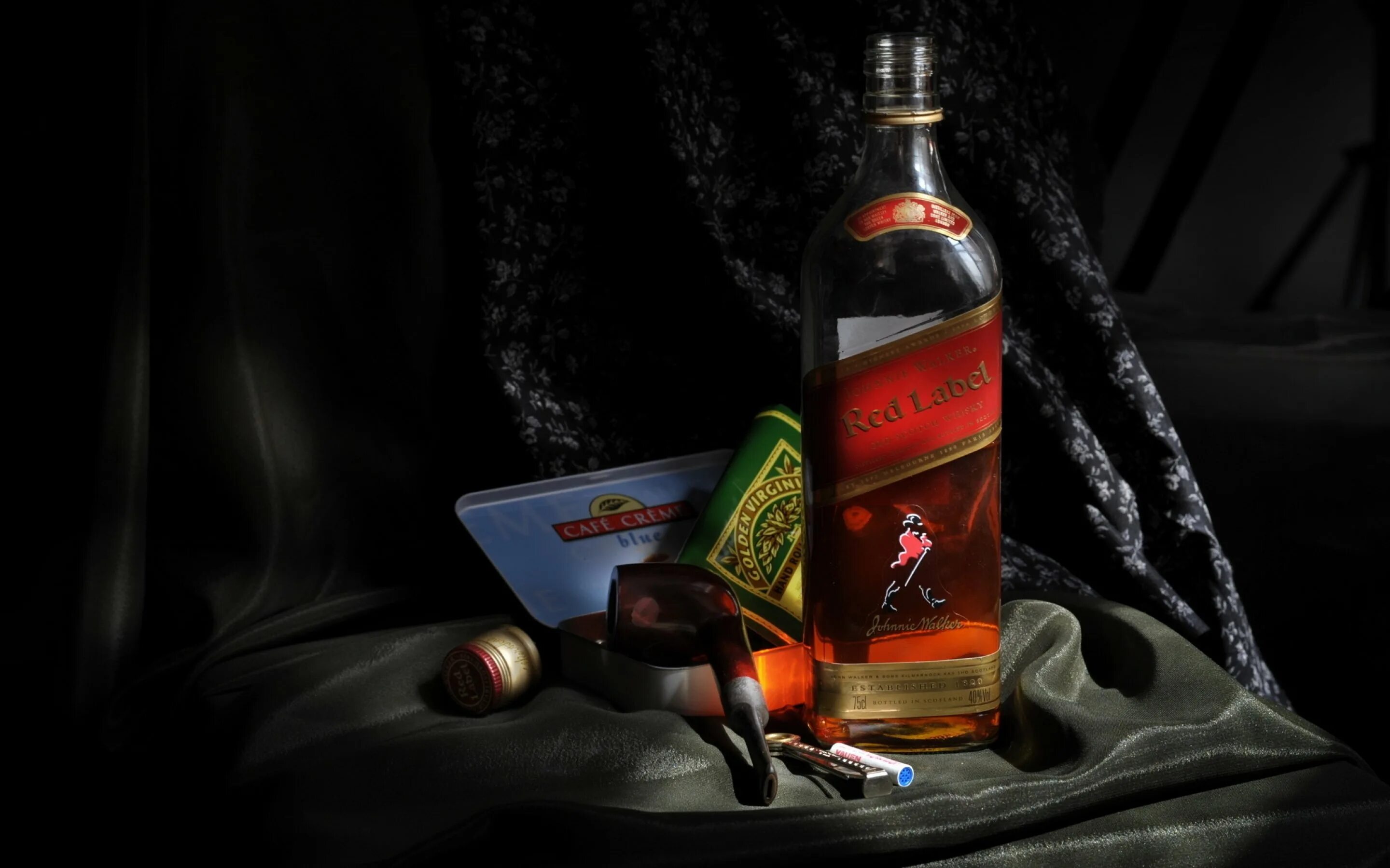 Бутылка с днем рождения мужчине. Виски. Натюрморт с бутылкой. Виски и сигара. Виски в красивой бутылке.
