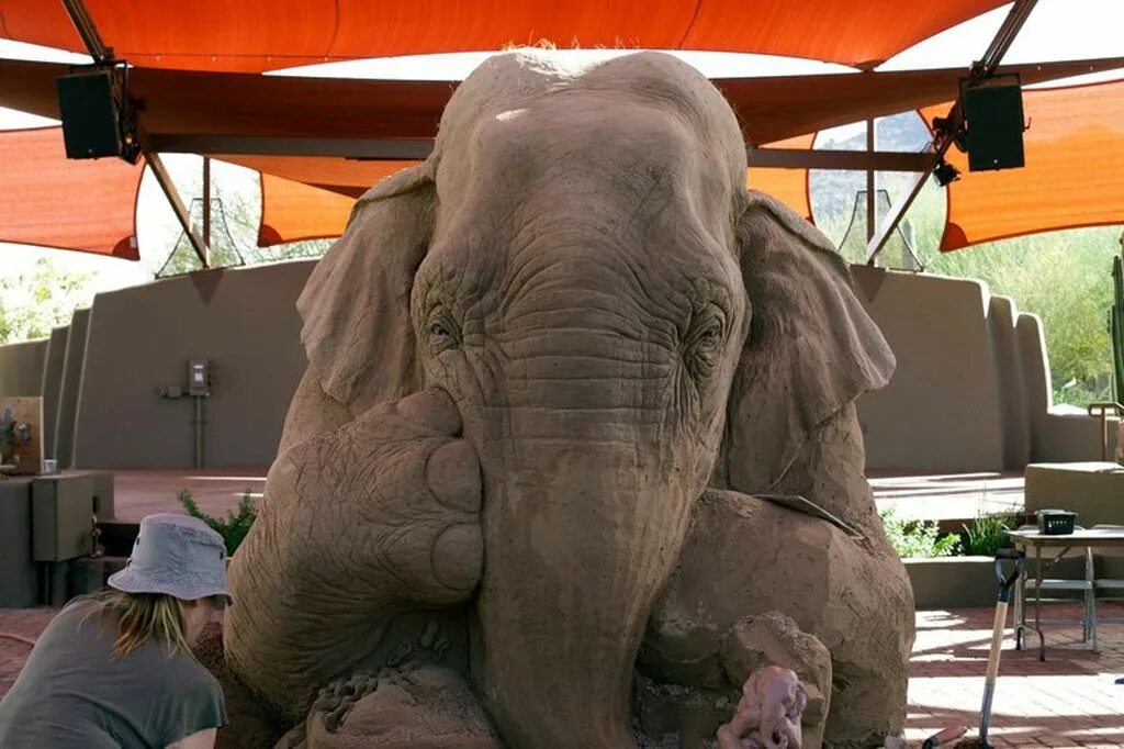 Play elephant. Скульптура слона. Памятник слону. Слон Песочная скульптура. Скульптура слона в Москве.