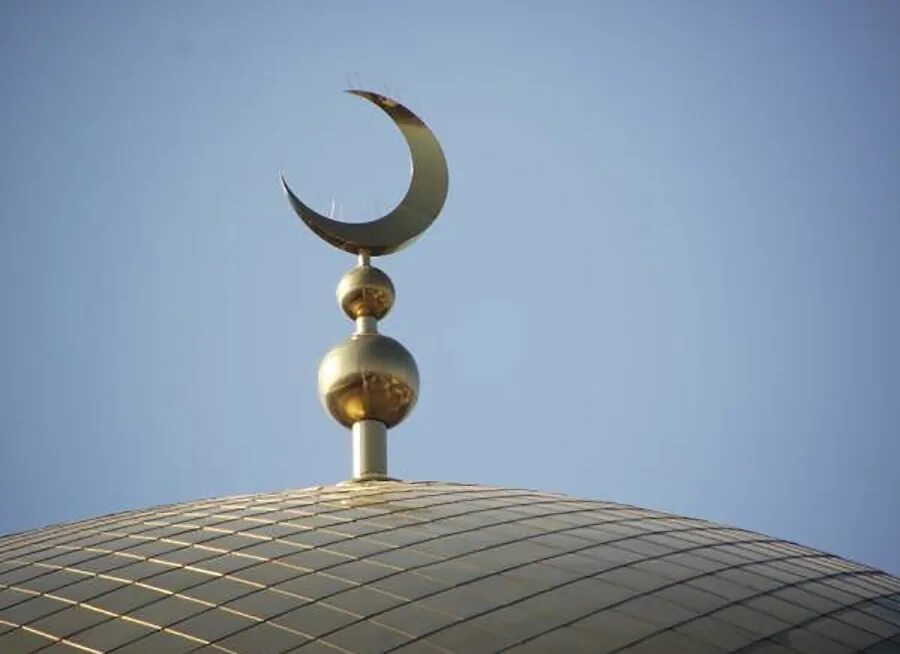 Мусульманский полумесяц с мечетью. Полумесяц на мечети. Полумесяц на минарете мечети. Полумесяц на минарете мечети. Исламский символ полумесяц.