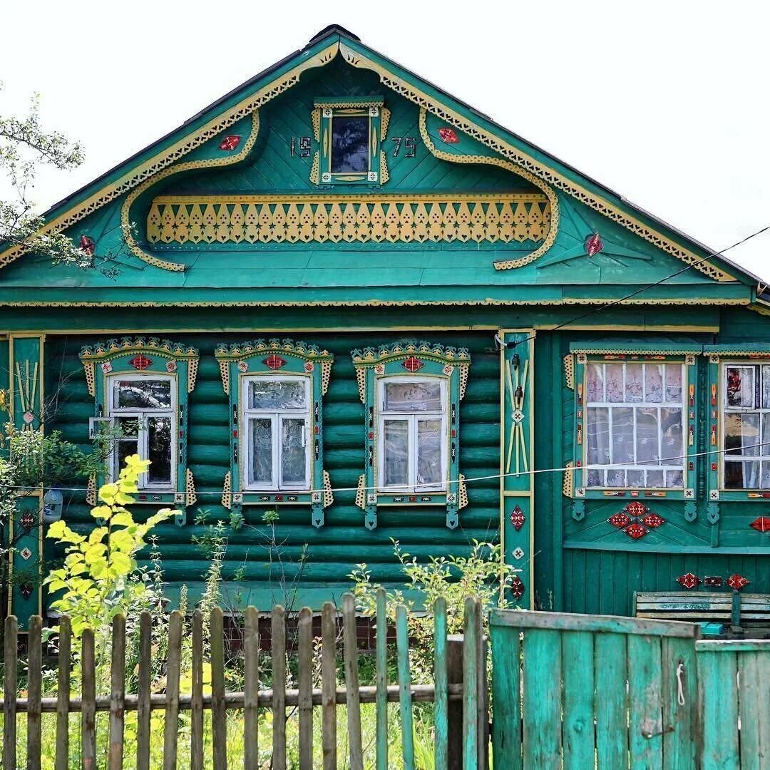 Дом изба в деревне старое Сихино. Деревенский домик. Старый деревянный дом. Деревенский деревянный дом. Деревянные дома владимирская область