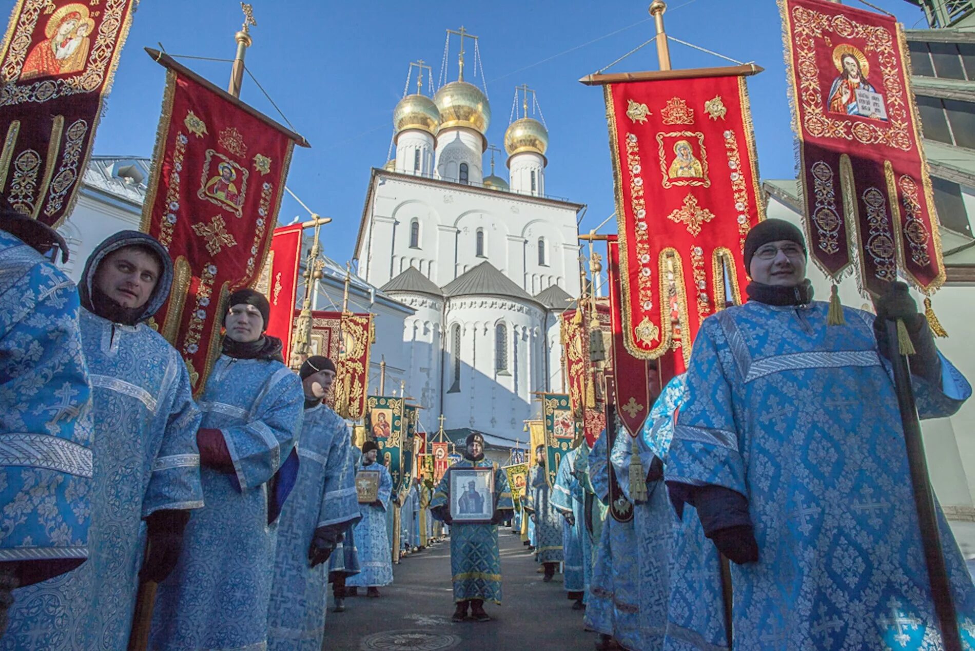Церкви принимающие вещи. Крестный ход сретение. международный день православной молодежи. молодежь на фоне храма. день молодёжи в церкви.