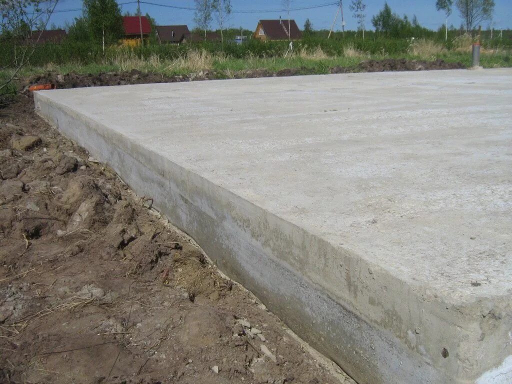 Плавающий фундамент. Фундаментная плита в25. Монолитный бетонный плитный фундамент. Фундамент монолитная плита. Монолитный бетонный фундамент.