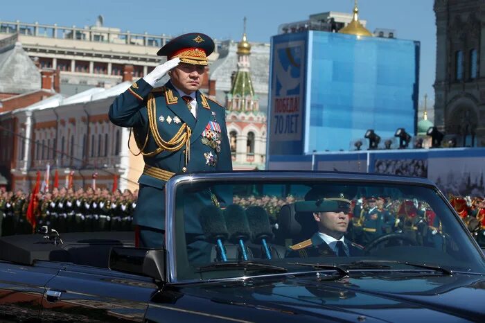 Командующий парадом победы на красной. Министр обороны Шойгу на параде. Сергей Шойгу на параде. Шойгу Сергей Кужугетович на параде Победы. Парад Победы 2015 Шойгу.