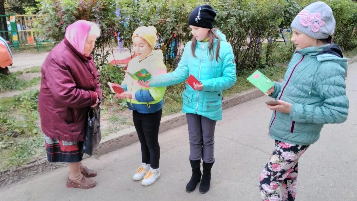 Проект помощь городу. Дети помогают пожилым людям. Школьники помогают пожилым. Дети помогают пенсионерам. Добрые дела пожилым людям.